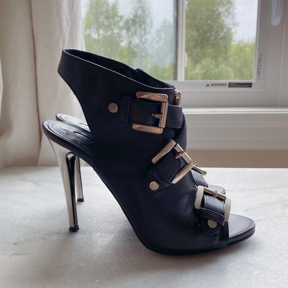 Le Silla Front Zipper Sandals - Picture 3 of 6